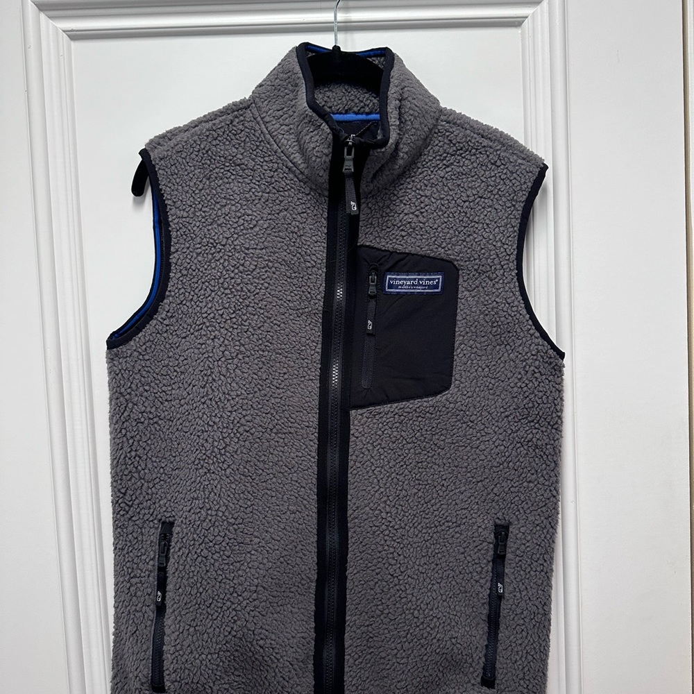 Used like new Boys vineyard vines Sherpa fleece pocketed vest size XL